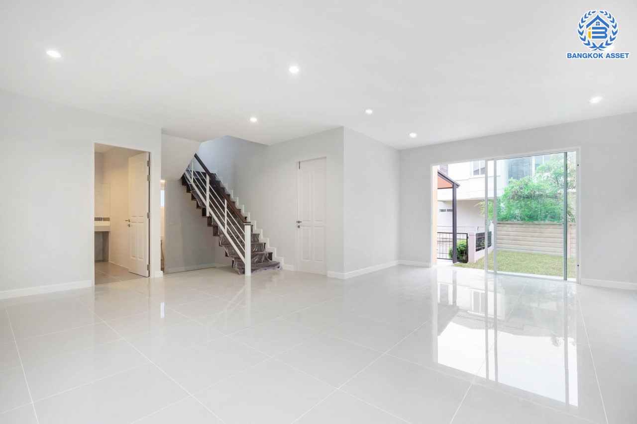 บ้านมือสองตกแต่งใหม่ แบรนด์ Sansiri ม.ฮาบิเทีย บางใหญ่ หลังมุม เนื้อที่ 58.8 ตร.ว. ฟังก์ชัน 3 ห้องนอน 3 ห้องน้ำ จอดรถได้ 2 คัน บนทำเลเดินทางสะดวก เชื่อมสู่ย่านใจกลางเมืองได้อย่างรวดเร็ว ใกล้เซ็นทรัลเวสต์เกต และรถไฟฟ้าสายสีม่วง "สถานีคลองบางไผ่"